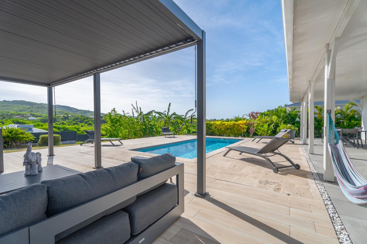33Location villa piscine 4 chambres sainte luce_la terrasse